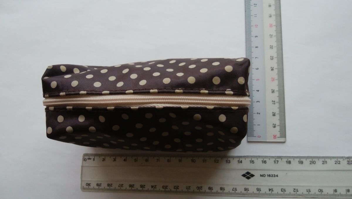 再々値下げ!未使用!水玉柄の化粧ポーチ 小物入れ ナイロン製で使い易い大きさ 軽くて可愛い 茶色の水玉柄 プレゼントにもお勧め!拍卖