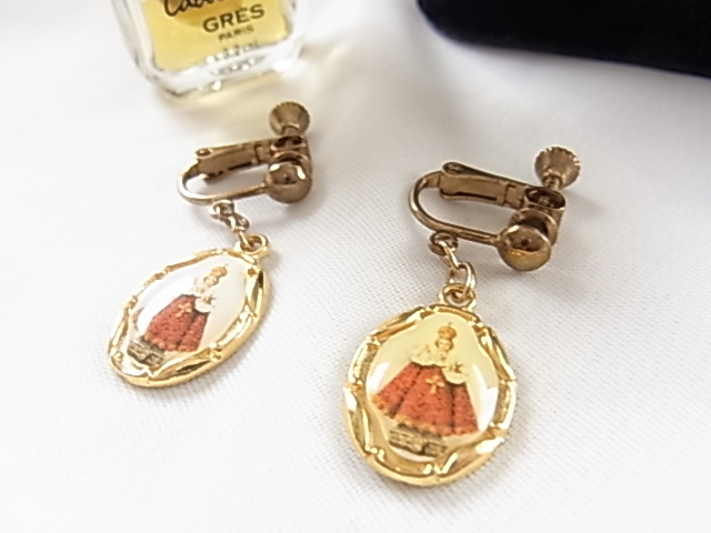 ビンテージ/ ホワイトベースにマリア様?女王様?お姫様? 高貴な女性の柄模様 裏面に内かの刻印文字 アンティーク感のイヤリング■拍卖