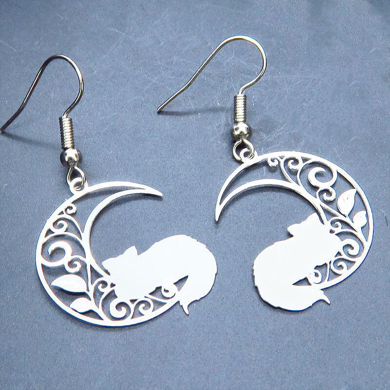 シルバーカラー 三日月でくつろぐ猫 シルエットモチーフのピアス サージカル可拍卖