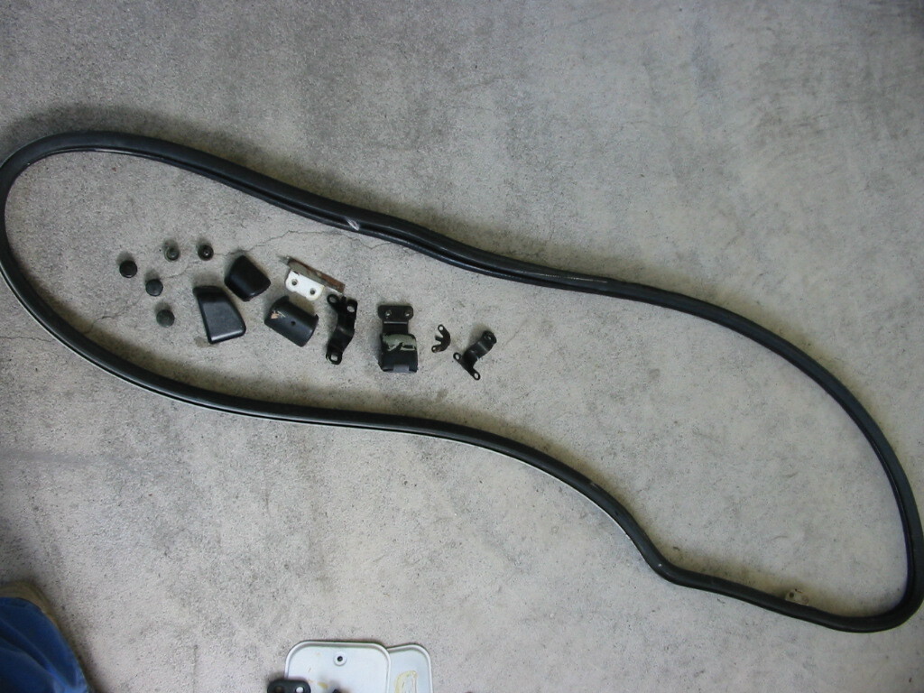 三重県手渡し可能 値下げ交渉可 ハイエース ガラス周り部品 ゴム部品 KZH100G スライドドア トヨタ ネジ ビス 留め具 サイドドア 横 左後ろ拍卖