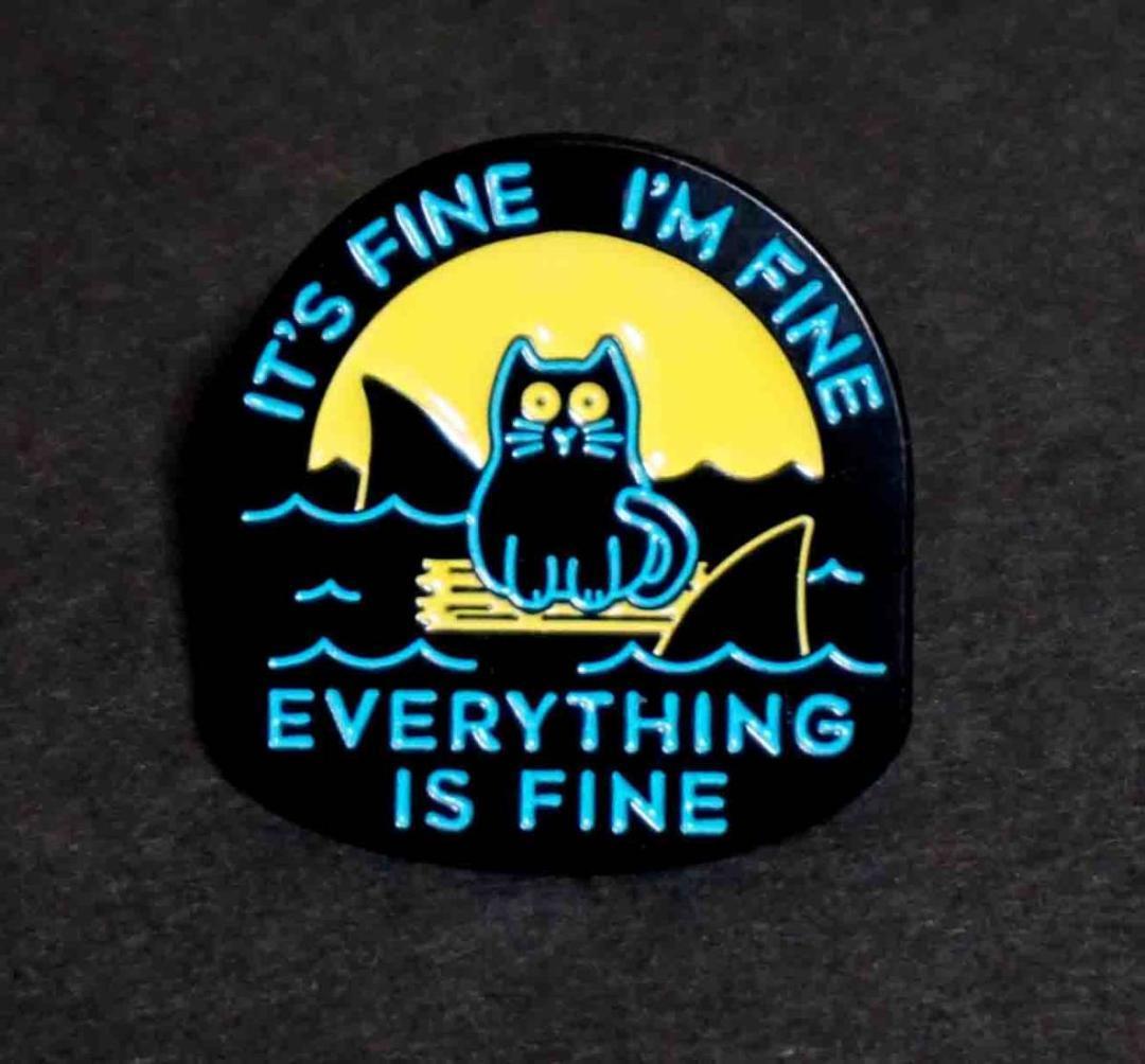 『黒猫漂流鮫徘徊』■『IT'S FINE I'M FINE EVERYTHING IS FINE』 ■新品萌猫^^ねこ好き■ピンバッジ バッチ ■おしゃれ ファッション拍卖