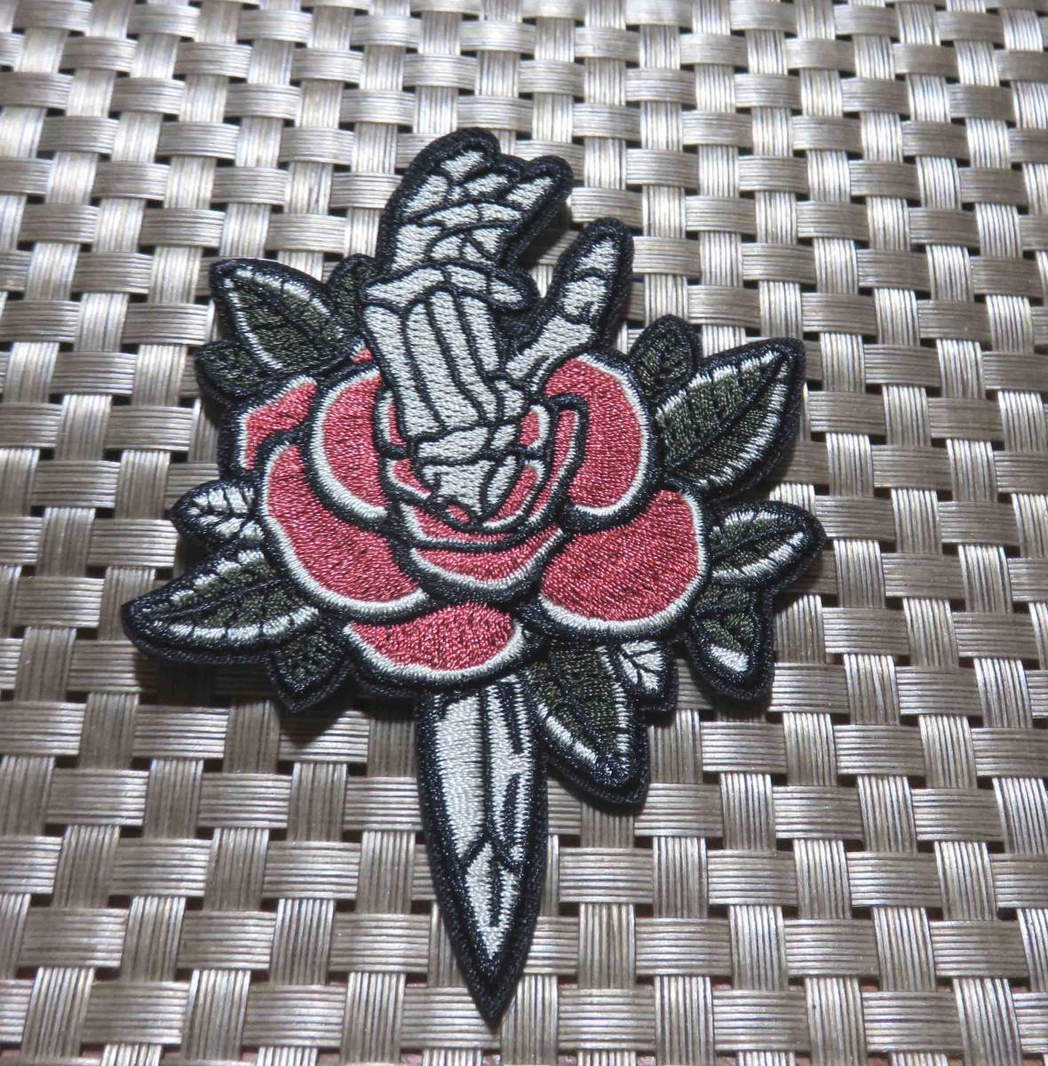 左手剣薔薇 黒◆新品 骨手 ナイフ バラ  ローズ  タトゥー 入れ墨 刺繍ワッペン◆アメリカ ヨーロッパ■アート芸術 美術◇激シブ拍卖