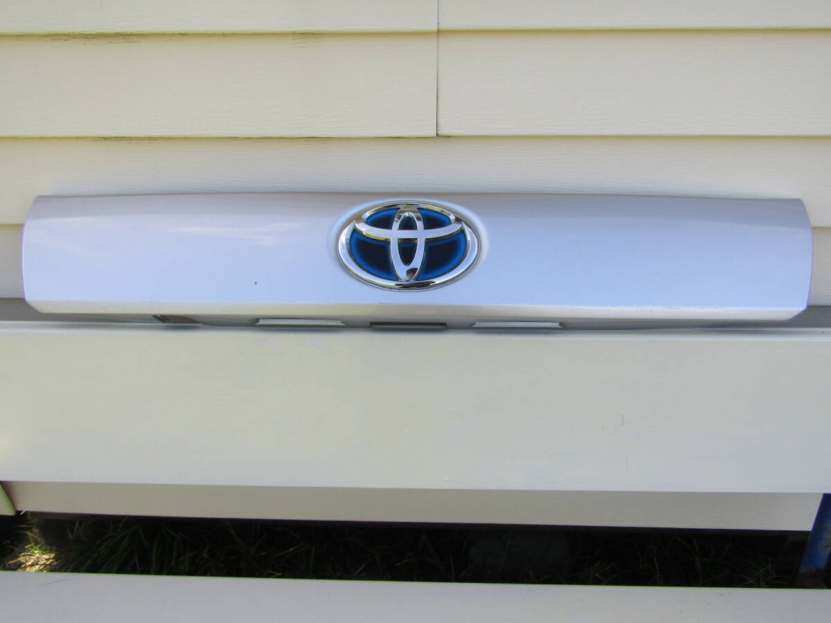 プリウスα ZVW40 純正 リアガーニッシュ リアゲート モール シルバー 76801-47090 ■■ 12051703拍卖