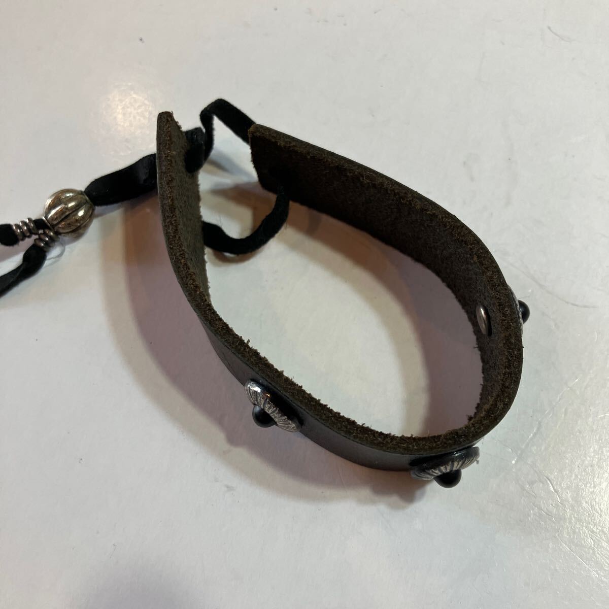 ブレスレット 本皮製 ブラック 飾り3つ付き 新品 手首サイズ 26cmまで拍卖