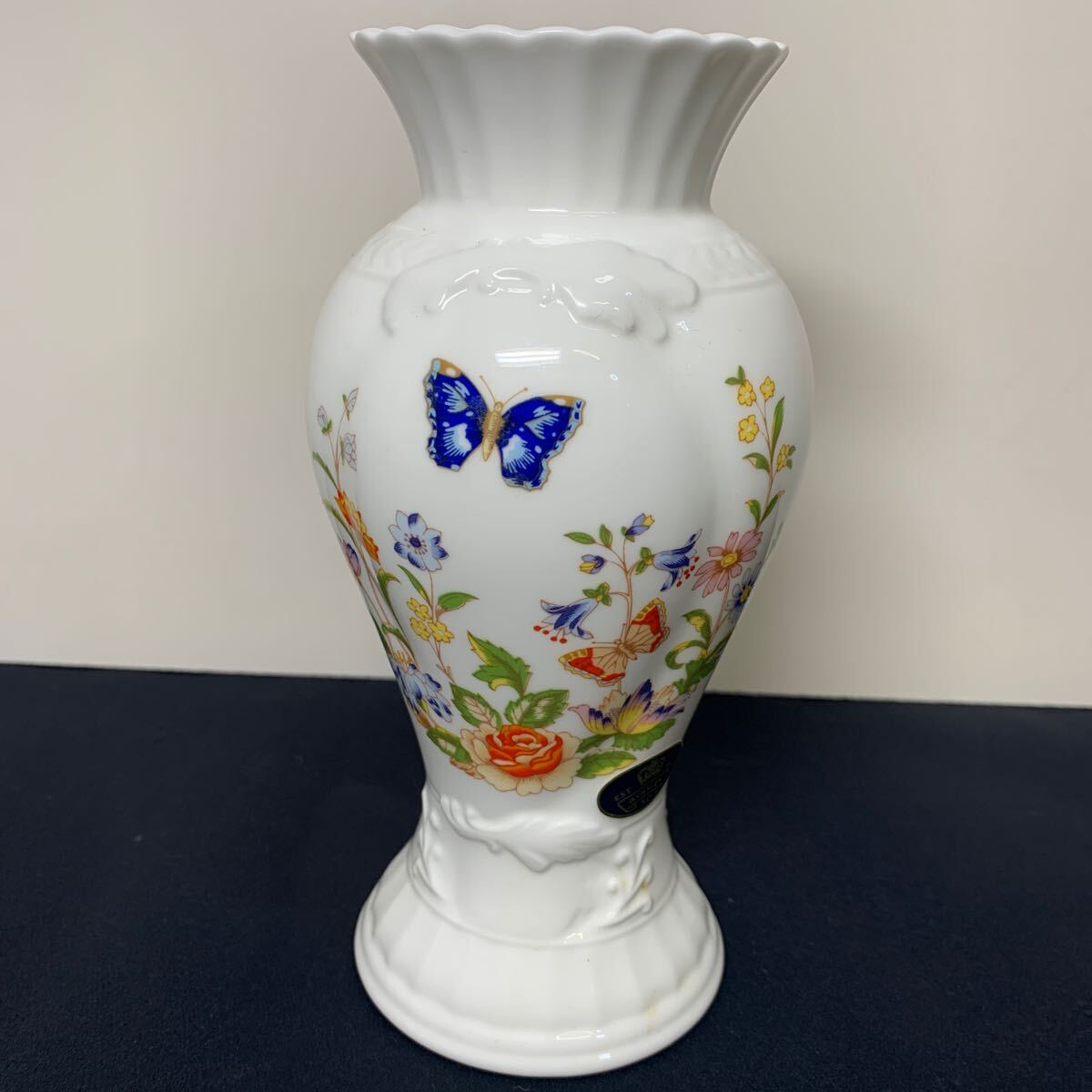 ★大阪/店舗受け取り可★エインズレイ 花瓶 花器 花入れ 花挿 フラワーベース 花柄 蝶々 陶器 約高さ17cm 口径6.7cm★拍卖