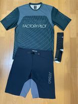 OAKLEY MTBジャージセット ジャージM パンツ32、ソックスM 未使用拍卖