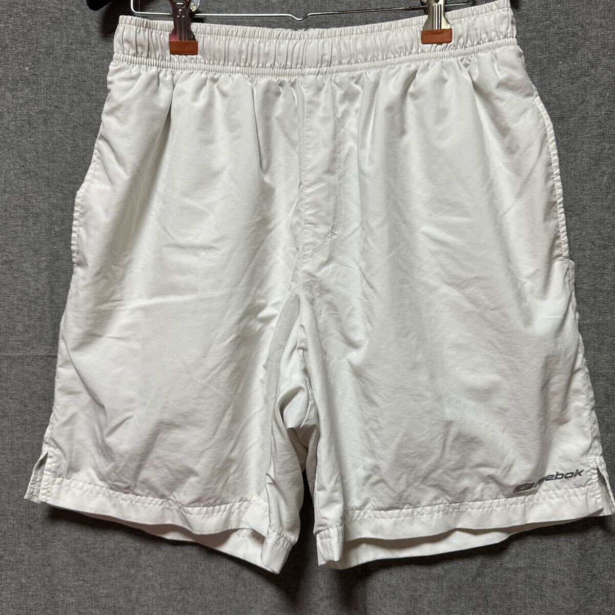 Reebok刺繍ロゴ ショートパンツ ランニング ハーフ 白 て拍卖