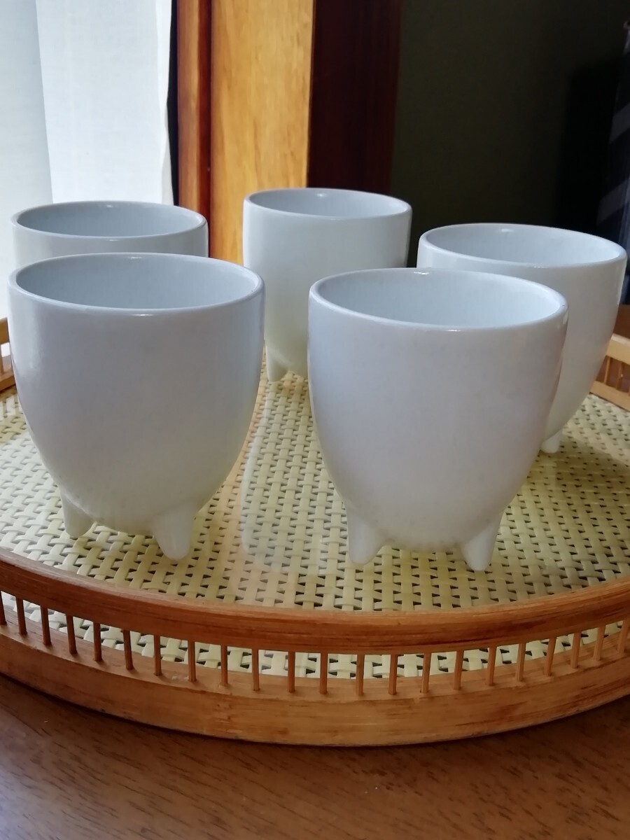 竹細工 トレー 表面 ガラス 白い陶器 カップ 5個セット まとめて6点セット バンブートレー 脚付き 3つ足 湯呑み お盆 ホワイト 送料込み拍卖