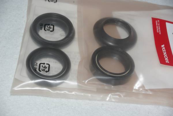 NSR50 NSR80 フロントフォーク オイルシール ダストシール 左右 1台分 ホンダ純正 新品 ★* 【水曜・日曜・祝日休み 臨時休業有】拍卖