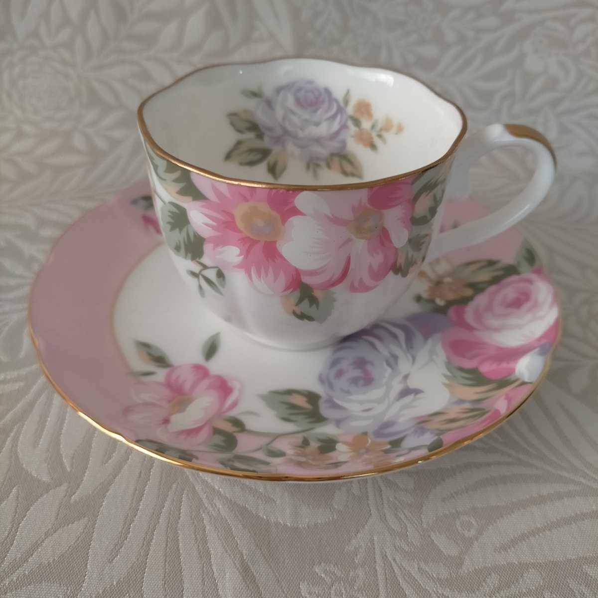 ブランドが不明   エレガントな薔薇の絵付け    上品なカップ&ソーサ   内側にも柄入り 拍卖