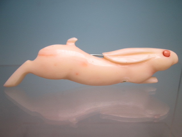 【江月】SILVER 本珊瑚 8,95cm の跳びウサギ彫刻のブローチ 27,7g ケース付拍卖