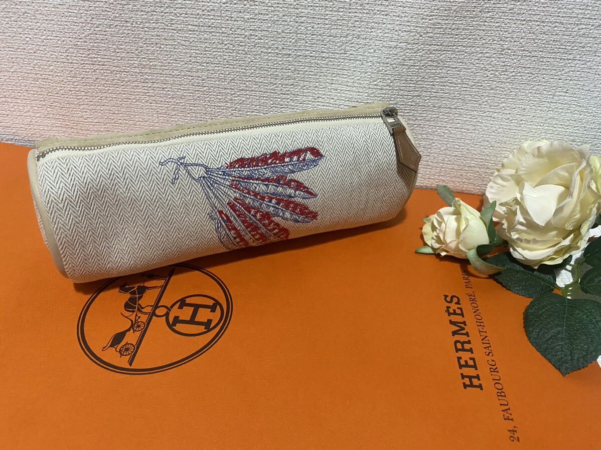 新品☆HERMESエルメス羽根柄刺繍入り本革フリンジ付き筒型ポーチ☆キャンバス地ミニバッグ筆箱ペンケース小物入れコスメポーチ刻印入り本物拍卖