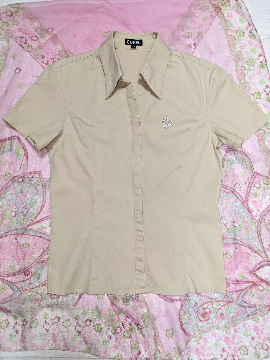 ★COPEL★ 美品 クローバーワンポイント付き半袖ブラウス ベージュ 40拍卖