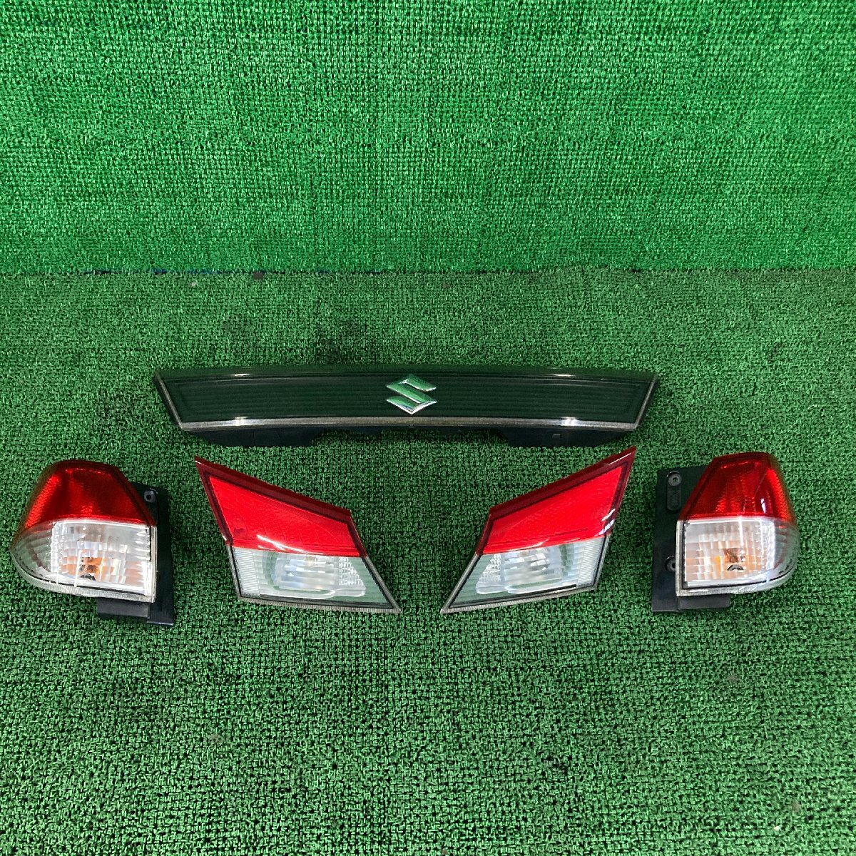 ♪♪ソリオ ブラック/ホワイト MA15S テールランプ フィニッシャー ガーニッシュ トーカイデンソー 35603-54M0 36250-54M0 (W4357) ♪♪拍卖