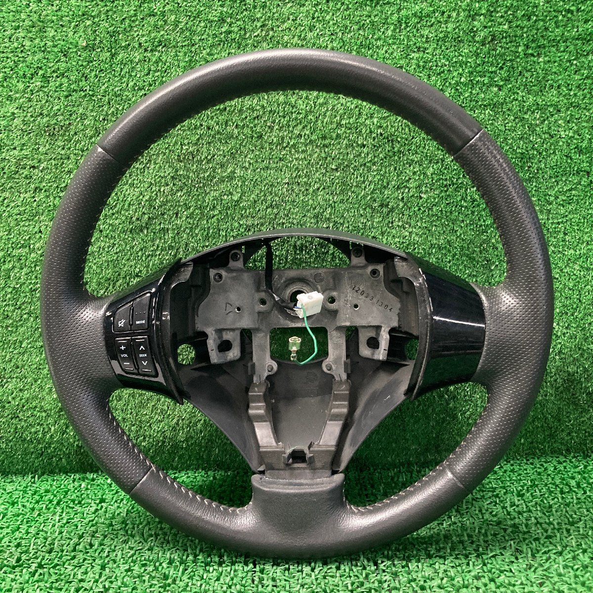 ♪♪ソリオ ブラック/ホワイト MA15S ハンドル ステアリング スイッチ付 (W4445)♪♪拍卖