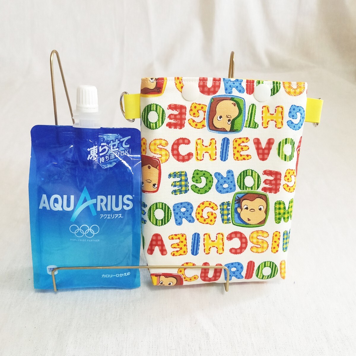 手作り☆保冷保温パウチ飲料ケース☆300g対応☆おさるのジョージ☆英字柄拍卖