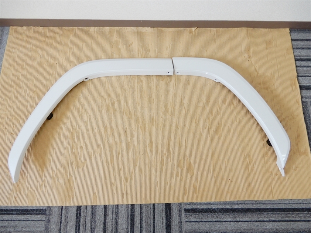 即決!300系 ランドクルーザー 純正 右リア フェンダーアーチモール パール 美品!拍卖