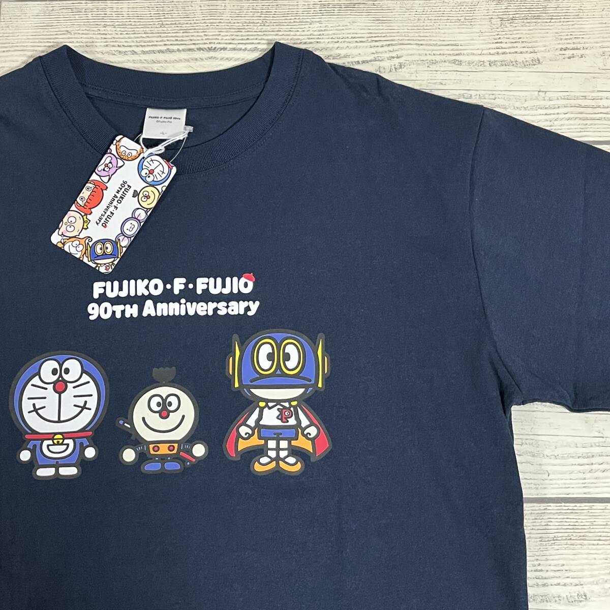 ★ FUJIKO F FUJIO (藤子・F・不二雄) ★ 半袖Tシャツ Lサイズ 紺色 ドラえもん パーマン コロ助 生誕90年 小学館 (タグ付き新品未使用)拍卖