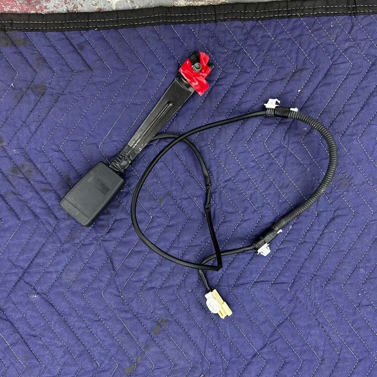 AZR60 ヴォクシー トヨタ 純正 運転席 シートベルトキャッチ 動作確認品拍卖