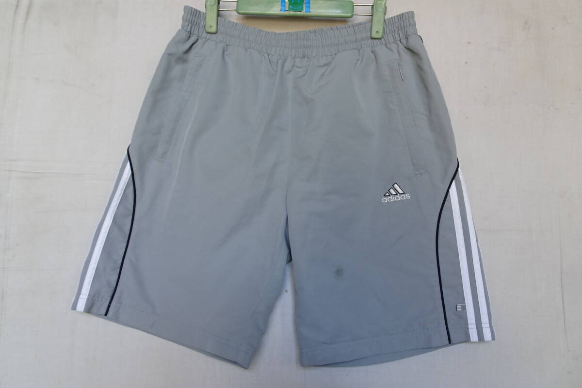 adidas/アディダス/ショートパンツ/ひざ上丈/脇白ライン/紺パイピングライン/裏地メッシュ素材/スポーツ/グレー/Lサイズ(5/14R)拍卖