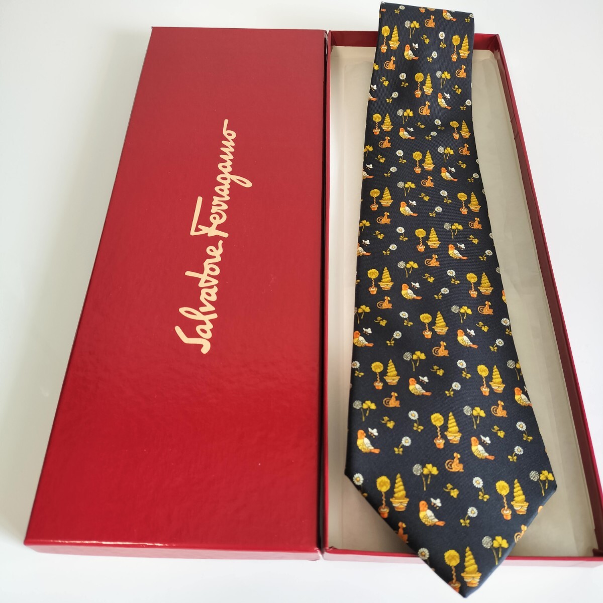 Salvatore Ferragamo(サルヴァトーレフェラガモ)黒鳥猿鉢ネクタイ拍卖