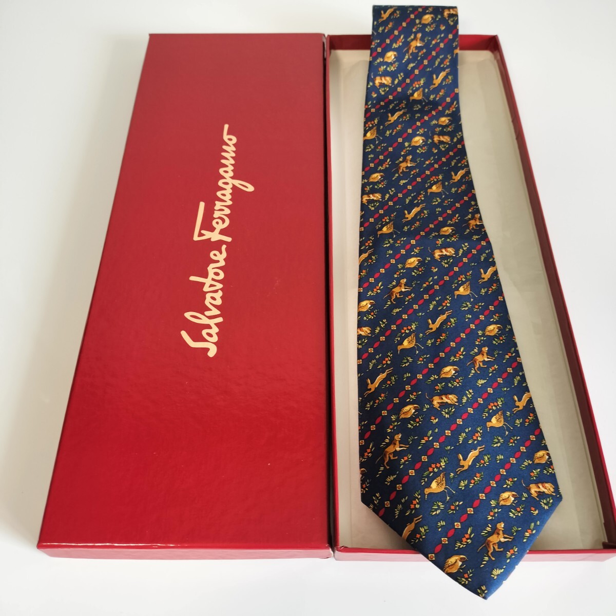 Salvatore Ferragamo(サルヴァトーレフェラガモ)うさぎ鳥犬ネクタイ拍卖