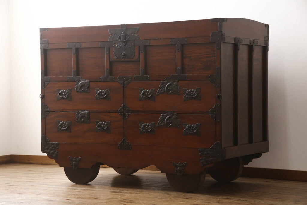 R-059572 和製アンティーク 前面欅(ケヤキ)材 引き出し付き 岩谷堂箪笥 重厚感ある車箪笥(和箪笥、収納たんす、時代箪笥)拍卖