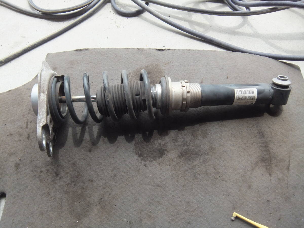 (BMW i3) 右 リア ストラット ショックアブソーバー 14B021MD0102 (1Z06)拍卖