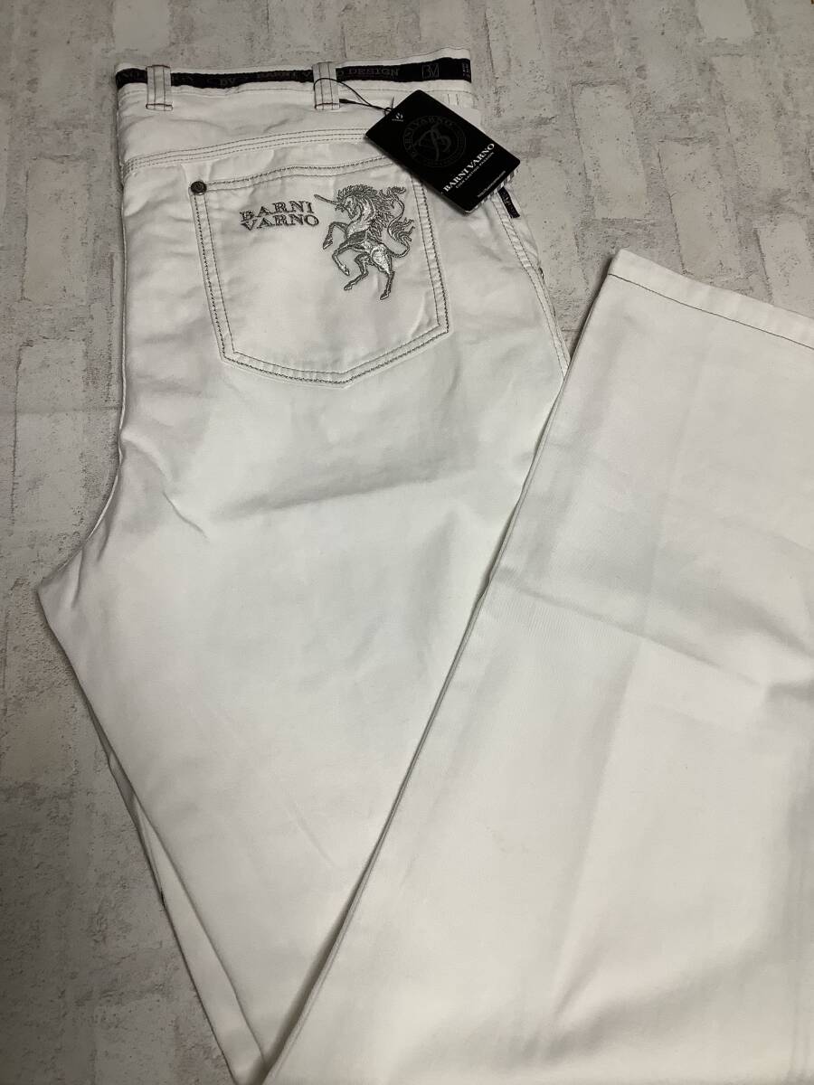 新品訳あり BARNI VARNO ヴァーニバーノ 定価34,000円 日本製高級デニム ペガサス柄 ウエスト100cm 派手刺繍 ホワイトジーンズ拍卖