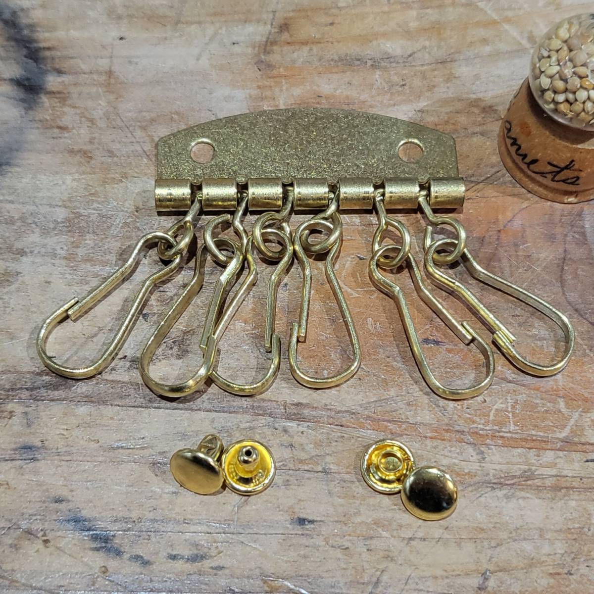 レザークラフト 真鍮 6連キーホルダー (カシメ付 頭8mmx足6mm) #4拍卖