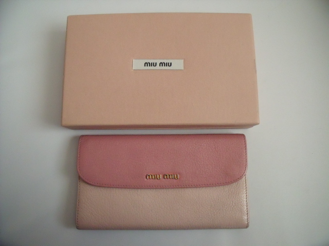 質店鑑定済み! $ 美品 $ 希少◆ miumiu ◆ ミュウミュウ ◆ バイカラー レザー素材・3つ折 長財布 ◆ ストロベリーピンク系 ◆ 送料無料!拍卖
