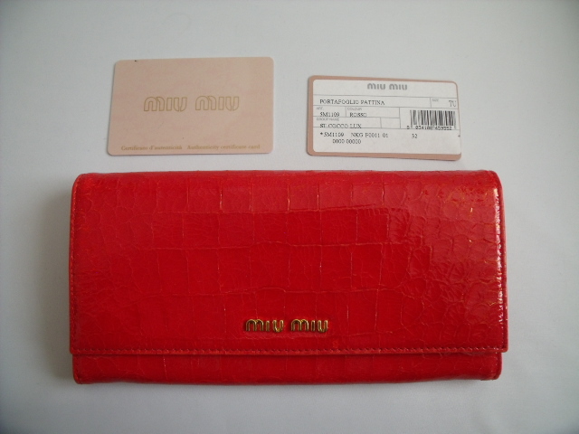 質店鑑定済み!$ 美品 $◆ miumiu ◆ ミュウミュウ ◆ クロコ 型押し ◆ エナメル レザー製・ 2つ折り 長財布 ◆ 赤 レッド系◆ 送料無料拍卖
