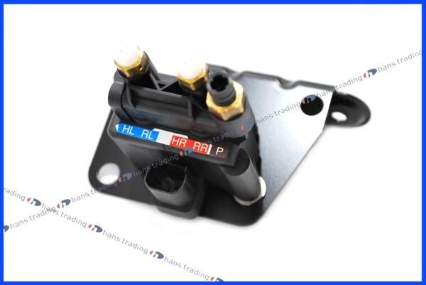 ベンツ 純正品 エアサスバルブブロック X218 CLSシューティングブレイク W212ワゴン W218 C218 2123200258 2123200758拍卖