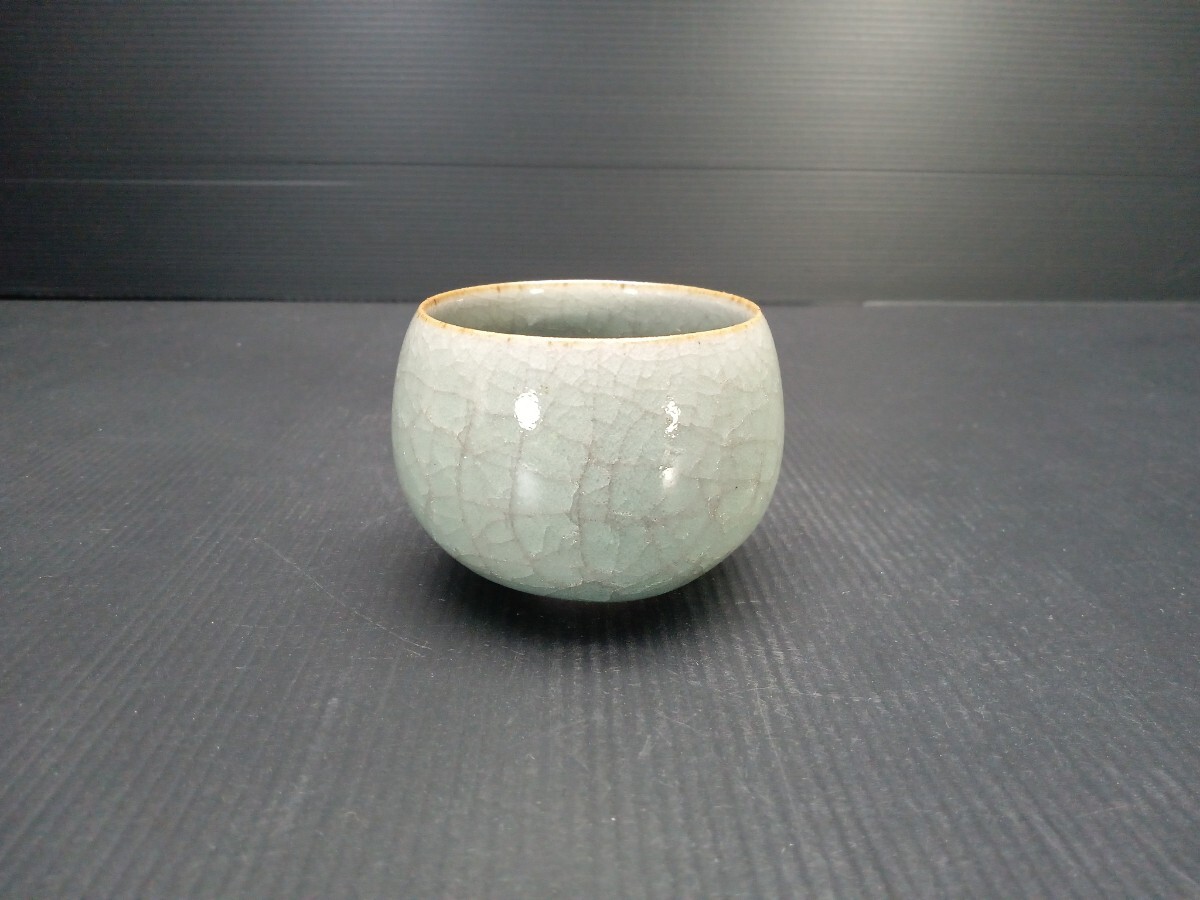 青瓷ぐい呑 圓田拓男作 共箱 美術年鑑掲載作家【色、貫入がとても美しい!】青瓷 青磁 盃 ぐい呑 ぐい呑み 酒器 陶芸作家 手作り拍卖