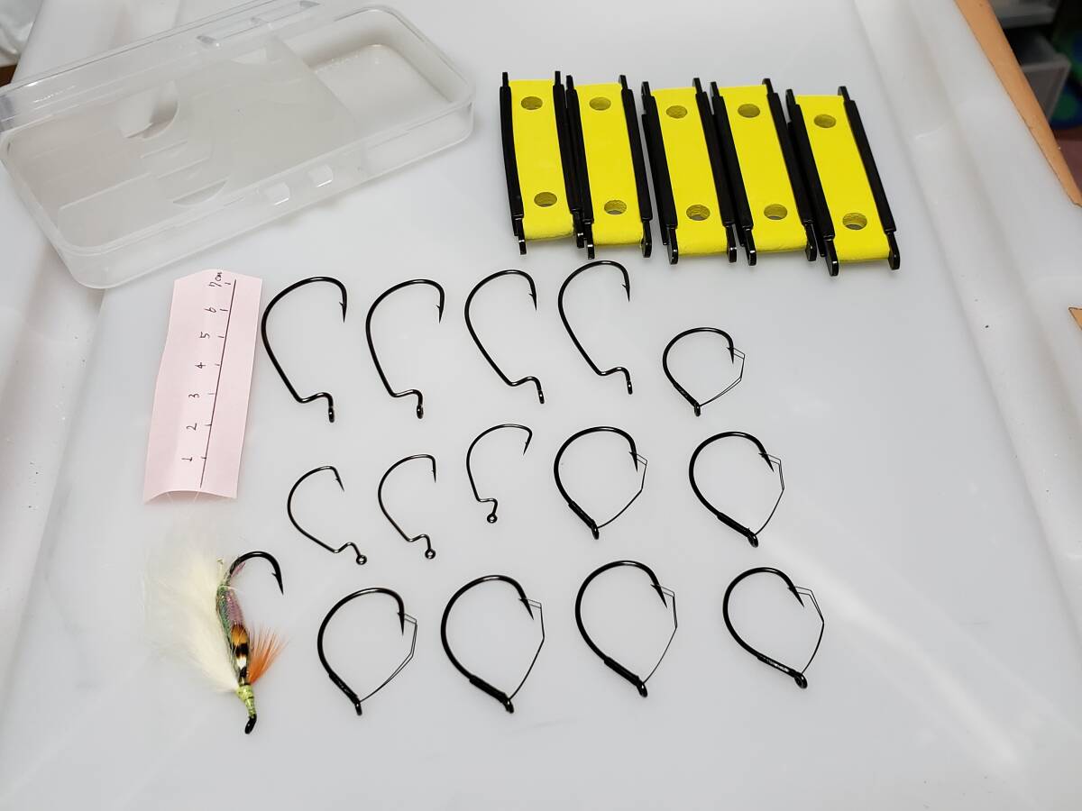 釣り具 針 石物狙い ワーム用フックなど 毛針1個 仕掛けまき5個とケース付きです 管理SSM008拍卖