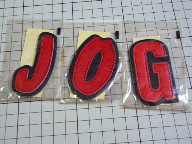 革 アルファベット ワッペン ステッカー 3枚 当時物 です(赤.黒) レザー JOG拍卖