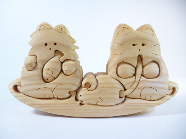 ξ 組木細工 猫たちの食事 ξ 組み木 ネコ ネズミ オブジェ 組み木細工 組木 置物 パズルアート 木製 飾り 寄木 パズル 動物 ねこ拍卖