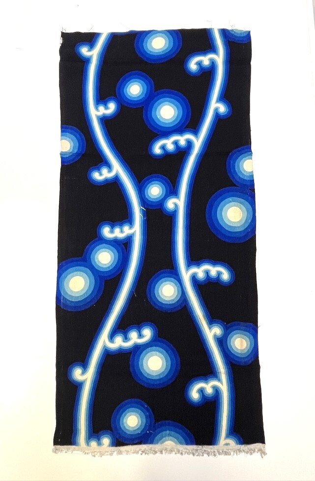 花とら●リサイクル端切れ 黒地 モダン 青丸 植物? 立涌風 リメイク 素材 細工用 240505-7拍卖