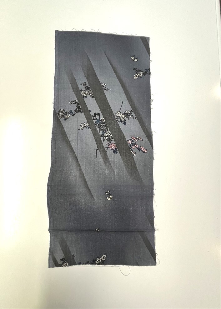 花とら●アンティーク端切れ 濃灰 菊 蝶 ちりめん リメイク 素材 細工用 240505-01拍卖