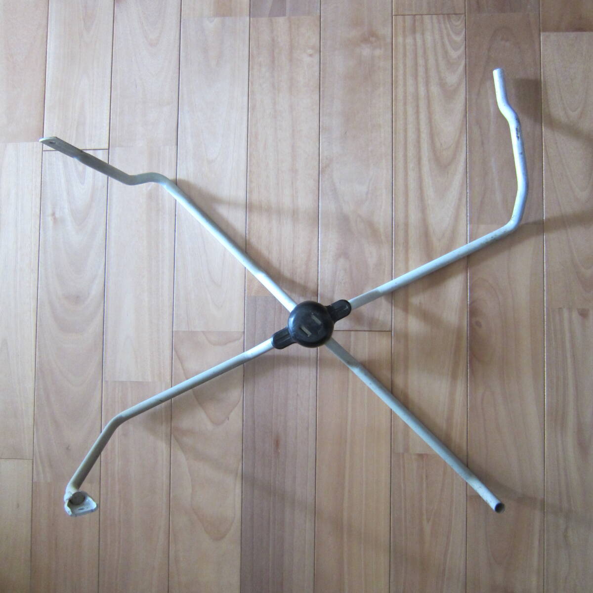 スズキ DA64W エブリィワゴン 純正 テンパータイヤ スペアタイヤ 固定用 キャリア ブラケット ステー 金具 キャッチ 固定ボルト フック拍卖