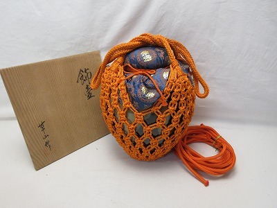 604735 【 美品 茶道具 万代草山作 天目釉 飾壺 茶壺 飾網紐付 四つ耳壷 陶印 共箱 】 検) 作家物 口切茶事 茶壷 茶器 茶の湯 炉開き ⅲ拍卖