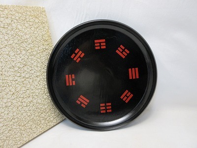 604376 【 ほぼ未使用 茶道具 木製掻合 朱書黒塗 八卦盆 漆器 紙箱 】 検) 煎茶道具 茶懐石 漆工芸 丸盆 盆点前 はっけぼん 七事式 ⅱ拍卖