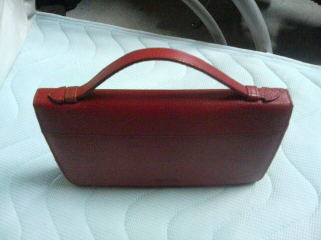 ちょっと大きな長財布 中古です。内側に経年劣化によるがれべたつきがあります。茶色??オレンジ色??拍卖