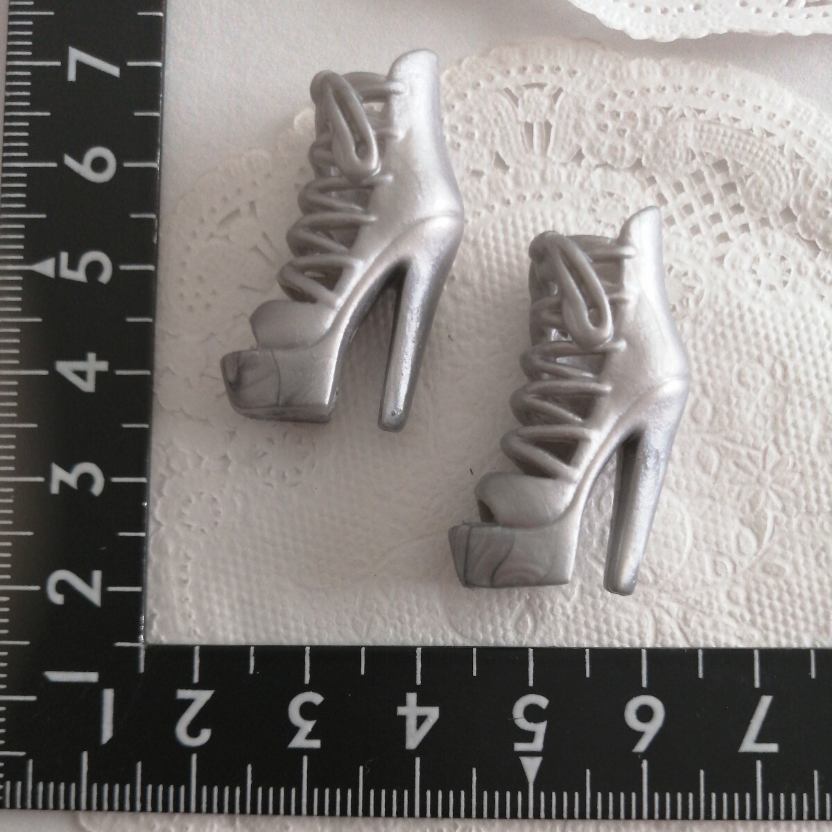 4r0510ドール用 バービー Bマーク シルバー ピンヒール ハイヒール 編み上げ リボン シルバー サンダル 1/6ドール拍卖