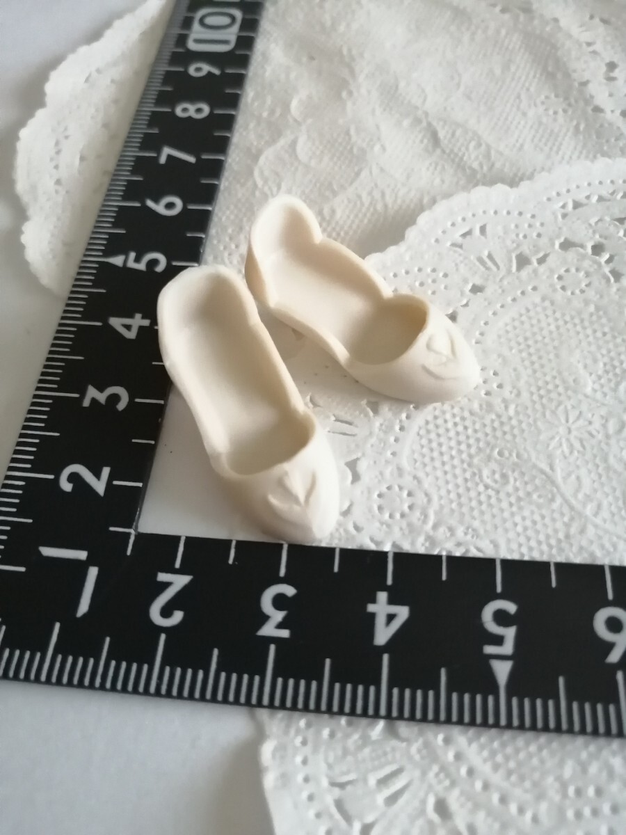 4r0514 ドール用 オフホワイト パンプス チューリップ ジェニー リカちゃん サイズ 1/6ドール モコモコカット拍卖