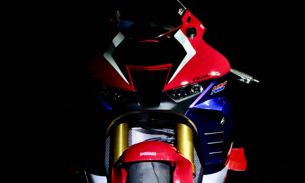 Rote33オリジナル ホンダCBR1000RR-R(SC82)用ウイングレットフレームスライダーtype2(カラー4色)オリジナルステッカー付拍卖