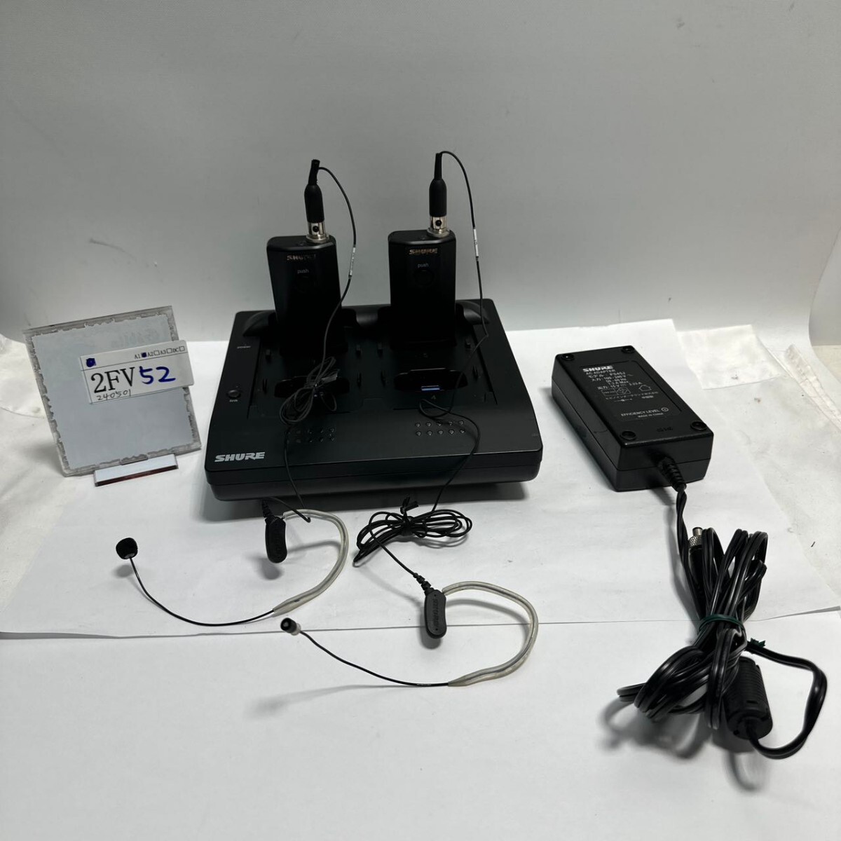 「2FV52」SHURE シュアーWIRELESS TRANSMITTER MXW1/0 Z12 ×2台 MXWNCS4 4ポート充電器 通電確認 現状出品(240501)拍卖