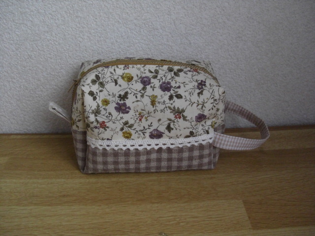 ★ハンドメイド ポーチ アイボリーに紫など花&茶系チェック拍卖