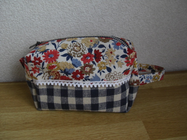 ★ハンドメイド ポーチ アイボリーに赤紺花柄&紺系チェック拍卖