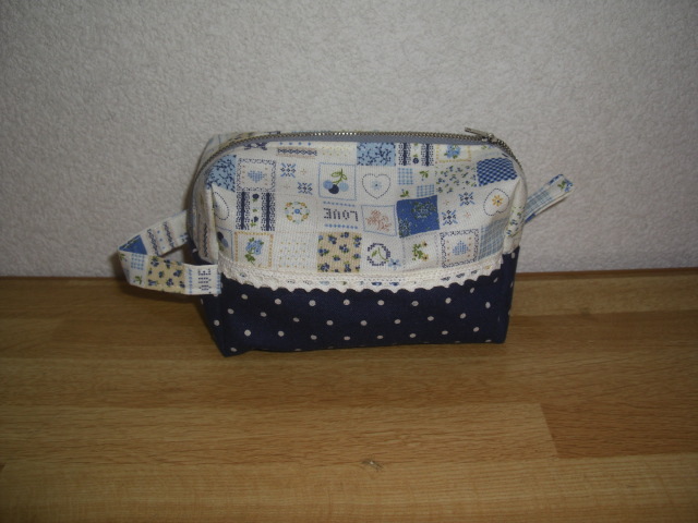 ★ハンドメイド ポーチ アイボリーに青系プリント&紺にドット拍卖